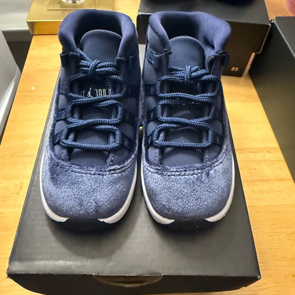 Brand New Toddler 7C Velvet Navy 11s